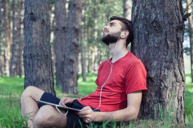 Çocuk bir ağacın altında