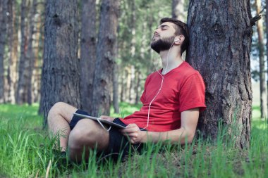 Çocuk bir ağacın altında