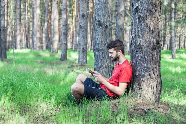 Jongen onder een boom — Stockfoto