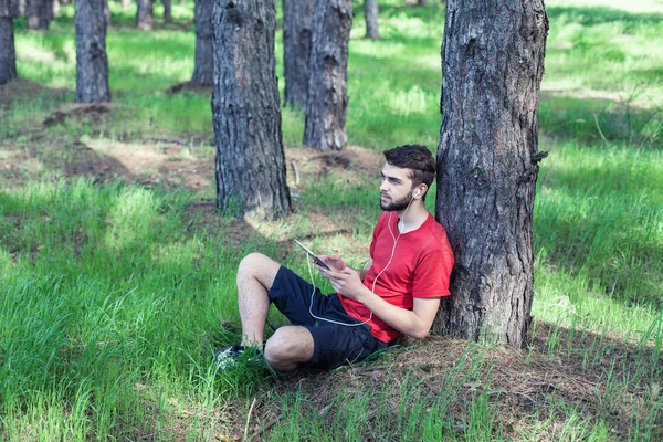 Niño bajo un árbol — Foto de Stock