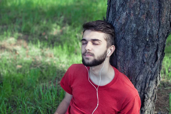 在一棵树下的男孩 — 图库照片