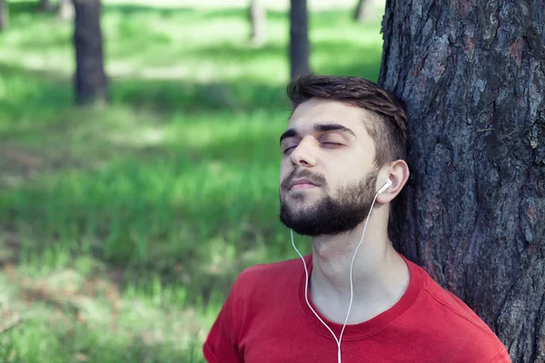 在一棵树下的男孩 — 图库照片