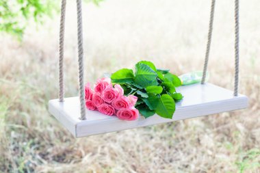 Çiçekler bir salıncak üzerinde