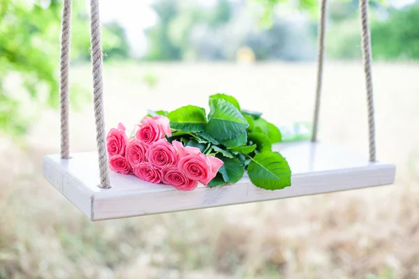 Bloemen op een schommel — Stockfoto