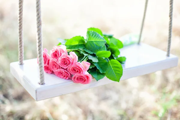 Bloemen op een schommel — Stockfoto