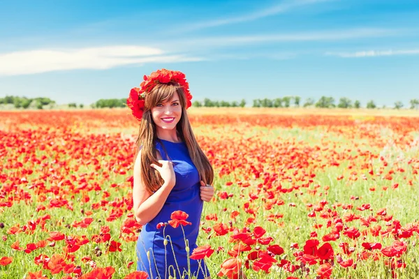 Menina com papoilas — Fotografia de Stock