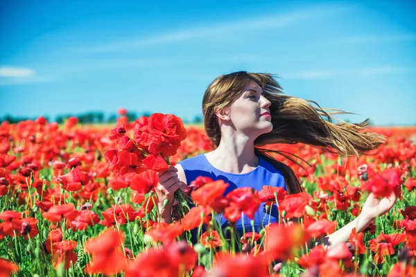 Chica con amapolas — Foto de Stock