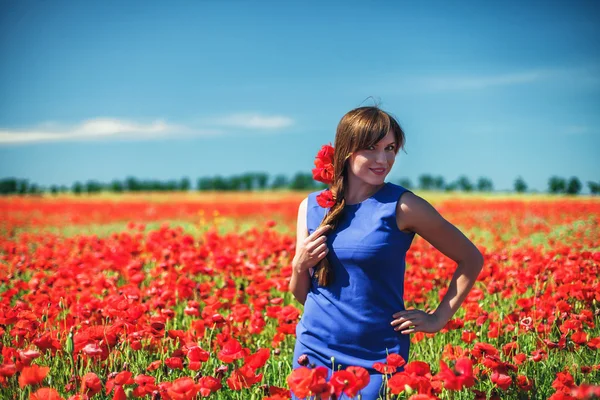 Menina com papoilas — Fotografia de Stock