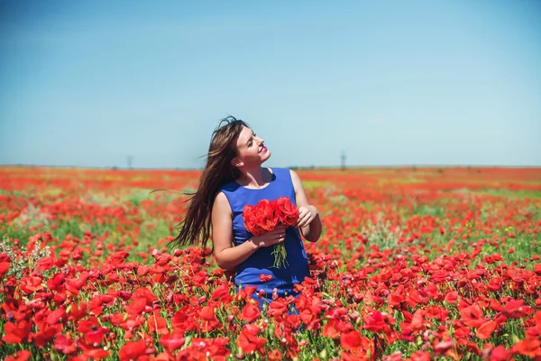 Menina com papoilas — Fotografia de Stock