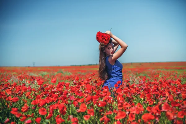 Menina com papoilas — Fotografia de Stock