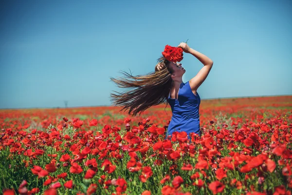 Haşhaş ile kız — Stok fotoğraf