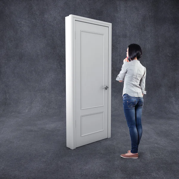 Girl before a door — Stock Photo, Image