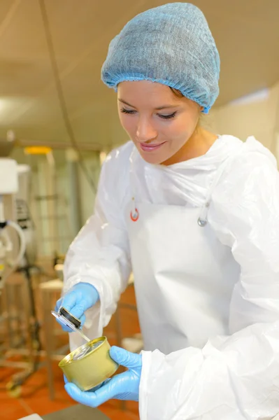 Mujer inspector de alimentos y jóvenes —  Fotos de Stock