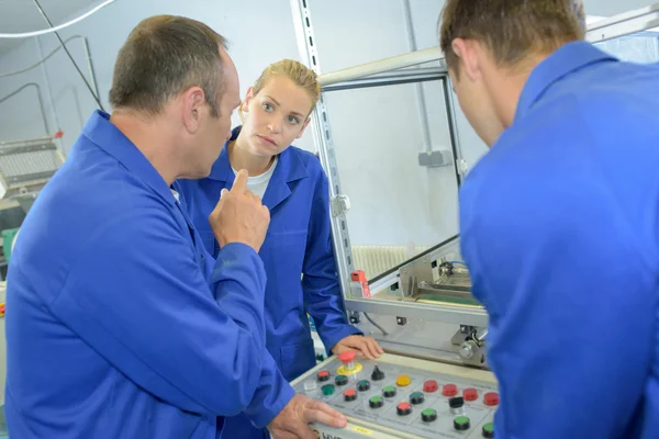 Maschinenbedienung und Mensch — Stockfoto