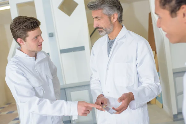 Apprentice in discussion with teacher — Stock Photo, Image