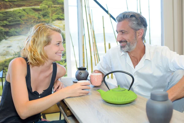 Homem e senhora desfrutando de uma bebida quente juntos — Fotografia de Stock