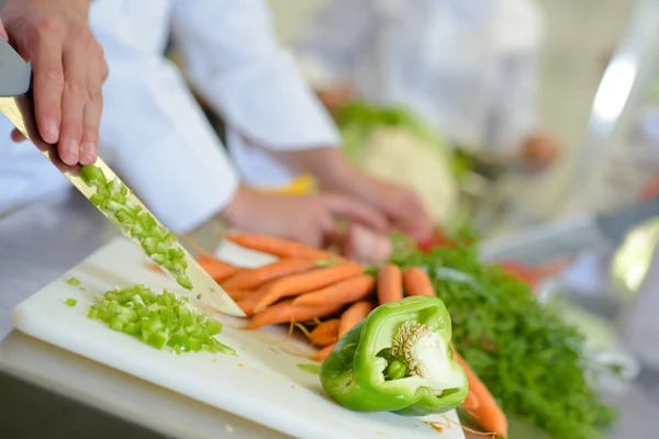 Een ingrediënt en mes snijden — Stockfoto