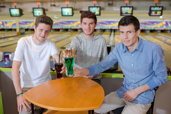 Tre unga män att ha en drink — Stockfoto