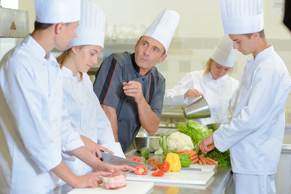 Chef-kok en zijn studenten — Stockfoto