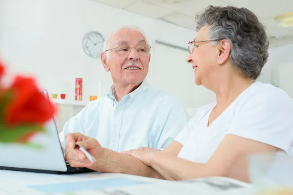 Bejaarde echtpaar met een gesprek — Stockfoto