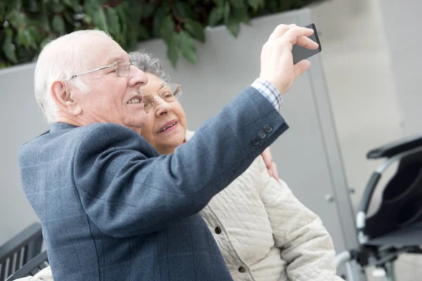 Pareja de ancianos tomando selfie — Foto de Stock