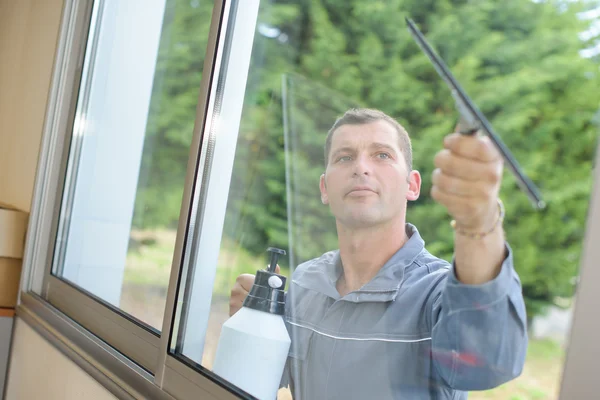 Hombre limpiando ventanas y hombre — Foto de Stock