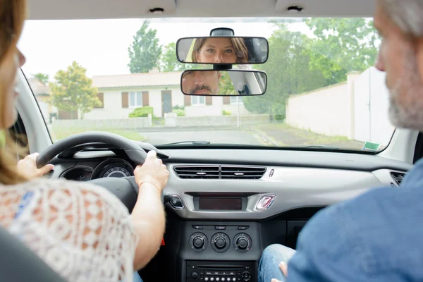 Frau hat Fahrstunde — Stockfoto