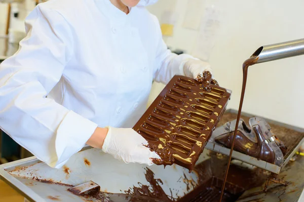 Chef trabajando con chocolate líquido — Foto de Stock