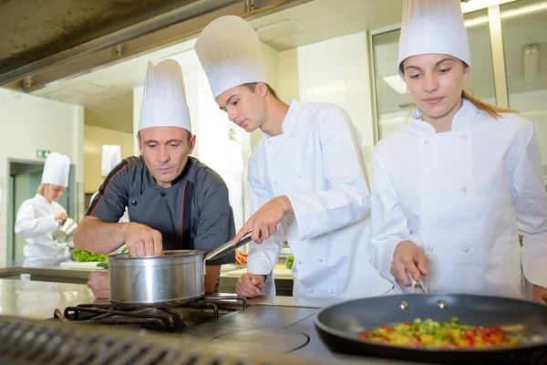 Chefs stagiaires, cuisiniers et stagiaires — Photo