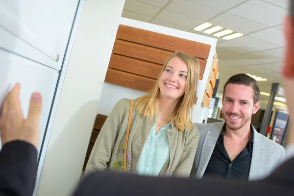 Clientes sonrientes y hombre — Foto de Stock