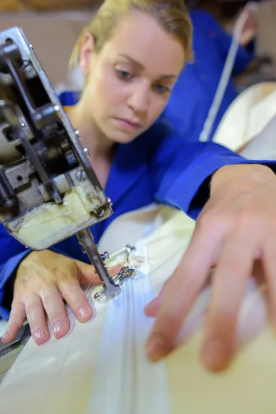 Trabajador industrial y mujer — Foto de Stock