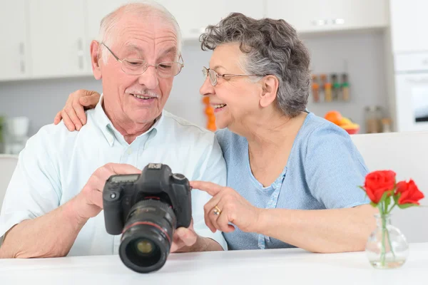 Casal de idosos com câmera de alta potência — Fotografia de Stock