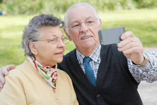 Casal de idosos fazendo selfie — Fotografia de Stock