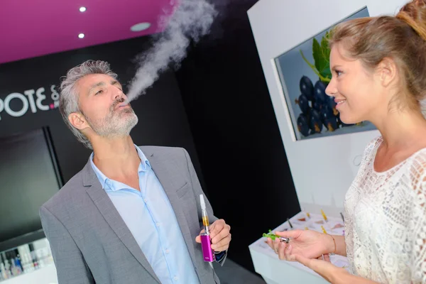 Homem testando um cigarro eletrônico — Fotografia de Stock