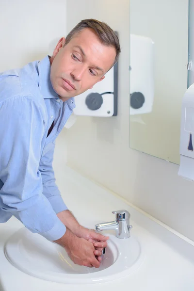 Man handenwassen en man — Stockfoto