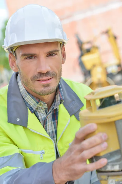 Trabajador de la construcción y jóvenes — Foto de Stock