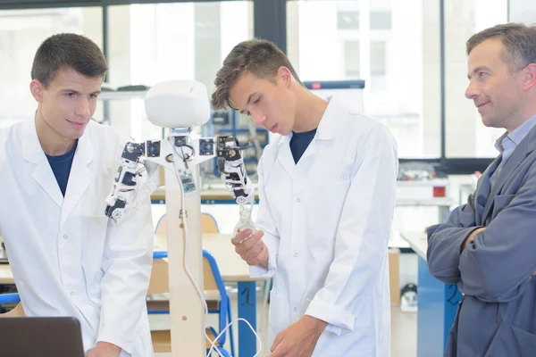 Estudiantes que trabajan en un proyecto —  Fotos de Stock