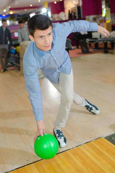 Strike bowling och man — Stockfoto