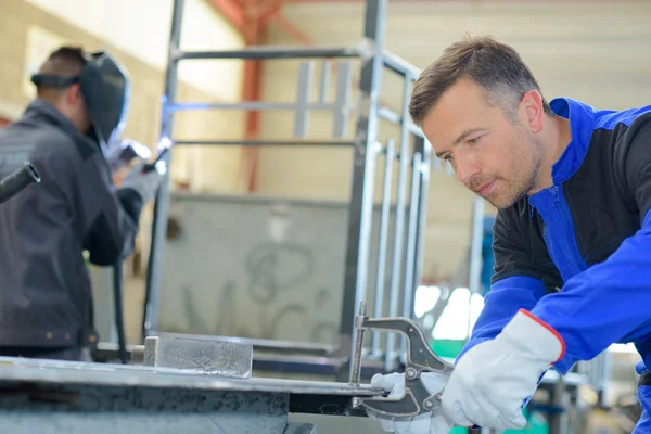 Due operai impegnati in officina — Foto Stock