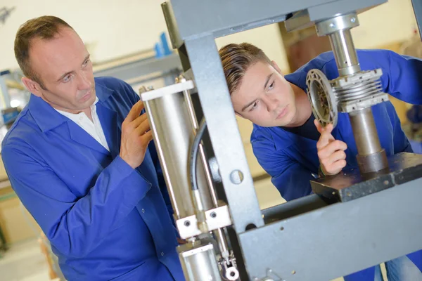 Mechaniker-Lehrling und zwei — Stockfoto