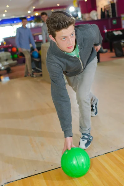 Amateur jugador de bolos y hombre —  Fotos de Stock