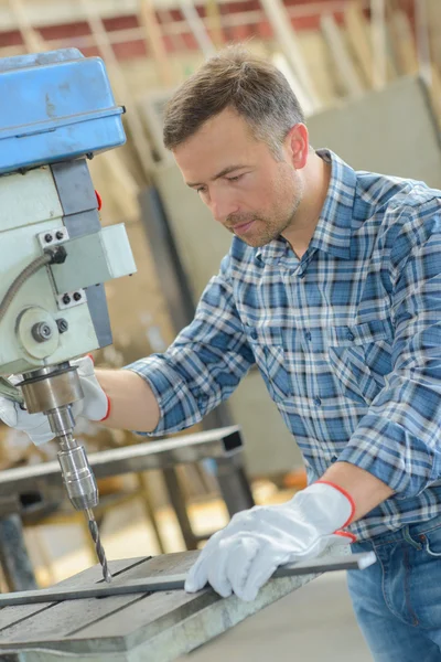 Man met een zware snijapparatuur — Stockfoto