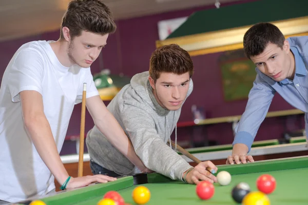 Hommes jouant au billard et homme — Photo