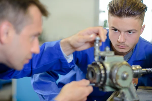 Maschinenbauingenieur und Mensch — Stockfoto