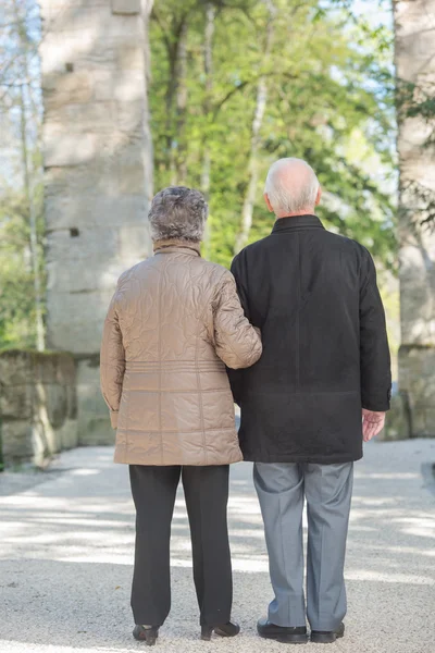 Pareja de ancianos al aire libre y hombre — Foto de Stock