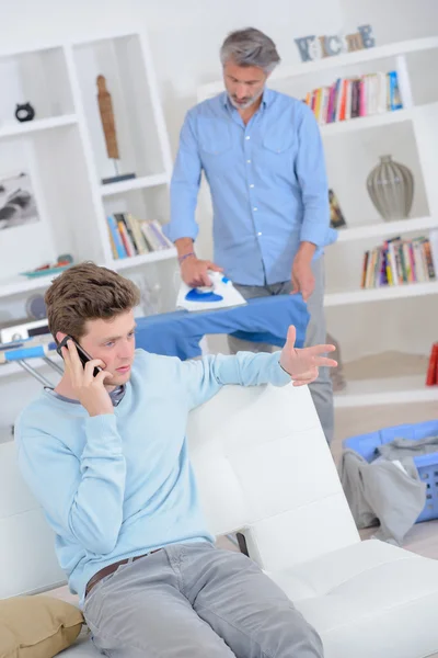 Hombres en casa y hombre — Foto de Stock