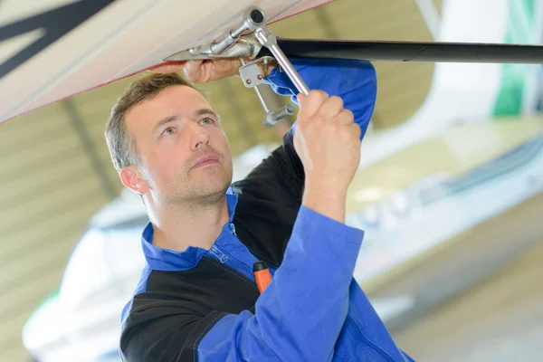 Técnico trabajando en un avión — Foto de Stock