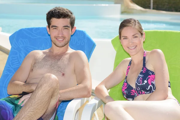 Portrait of man and lady sat on sun loungers — Stock Photo, Image