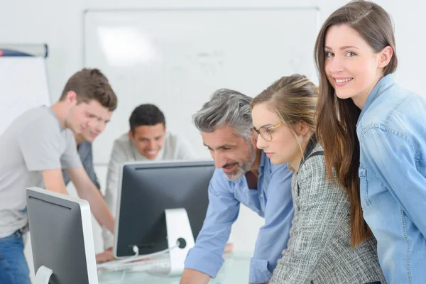 Aula de estudiantes, chica sonriendo a la cámara — Foto de Stock