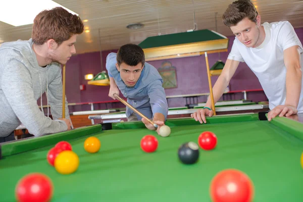 Jovens rapazes brincando de snooker — Fotografia de Stock